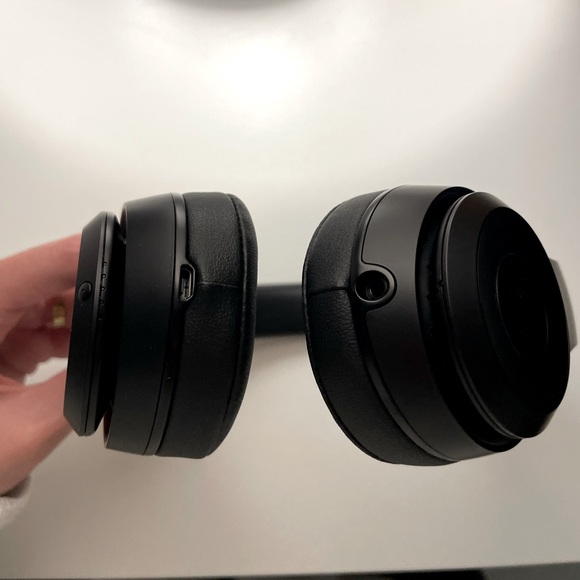 Beats Solo3 Wireless Headphones (like new) - Picture 3 of 12